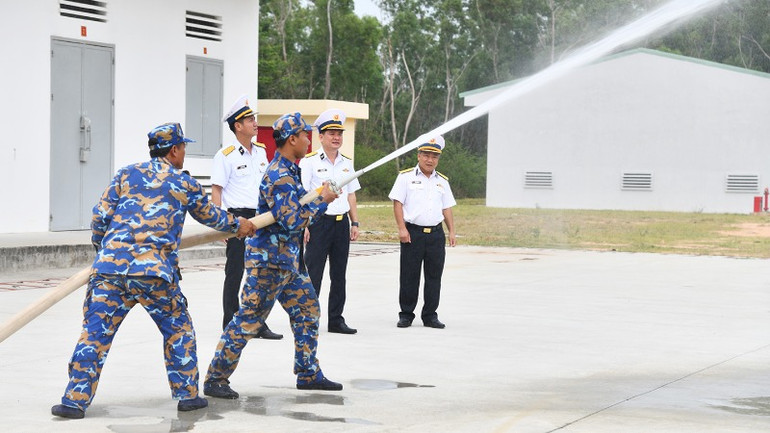 Cán bộ, chiến sĩ Kho 700A xử lý tình huống báo động phòng chống cháy nổ