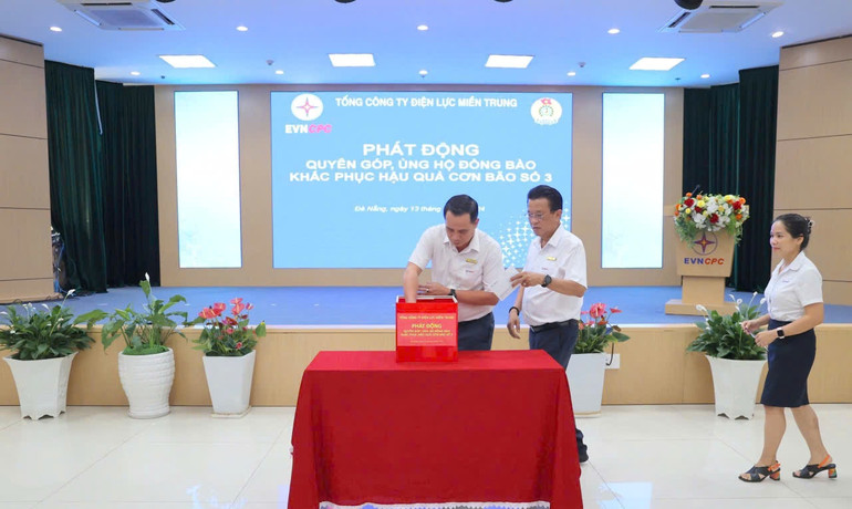 Cán bộ, nhân viên EVNCPC quyên góp ủng hộ các tỉnh miền bắc bị thiệt hại nặng sau bão số 3.