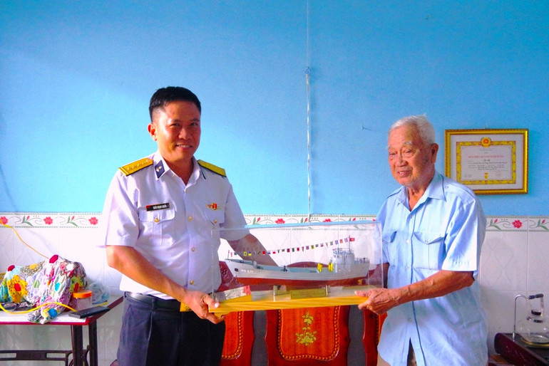 Thăm hỏi, động viên gia đình đồng chí cựu chiến binh Lê Hà, nguyên thuyền trưởng Đoàn tàu không số.