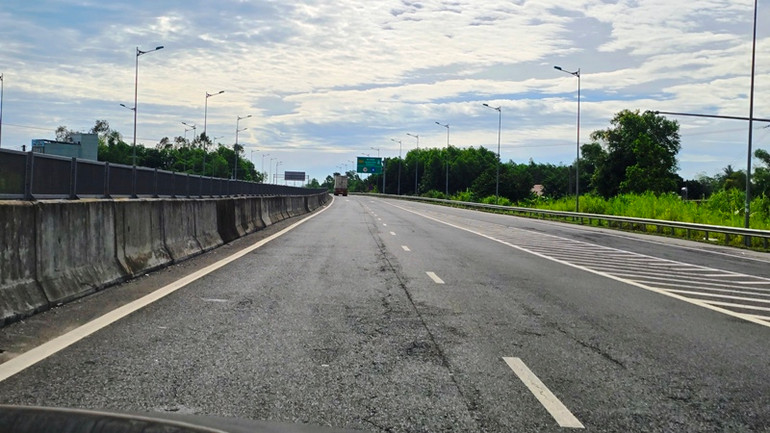 Mặt đường vỡ nát ở lối vào nhập làn Tam Kỳ.