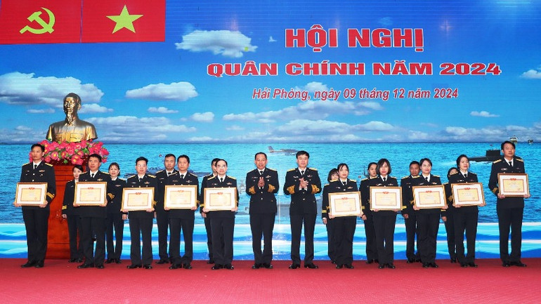 Thủ trưởng Cục Chính trị trao thưởng các cá nhân đạt danh hiệu chiến sĩ thi đua cấp cơ sở năm 2024.