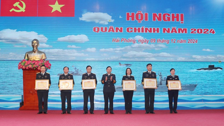 Trung tướng Nguyễn Văn Bổng trao thưởng danh hiệu chiến sĩ thi đua cho các cá nhân.