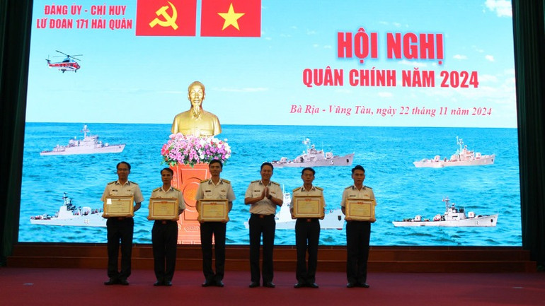 Đại tá Trần Mạnh Chiến, Bí thư Đảng ủy, Chính ủy Vùng trao thưởng cho các tập thể, cá nhân có thành tích xuất sắc trong năm 2024.