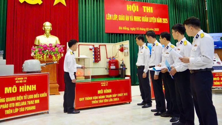 Ban giám khảo nghe thuyết trình về mô hình trạm dập lửa trên tàu tên lửa của Vùng 3 Hải quân.