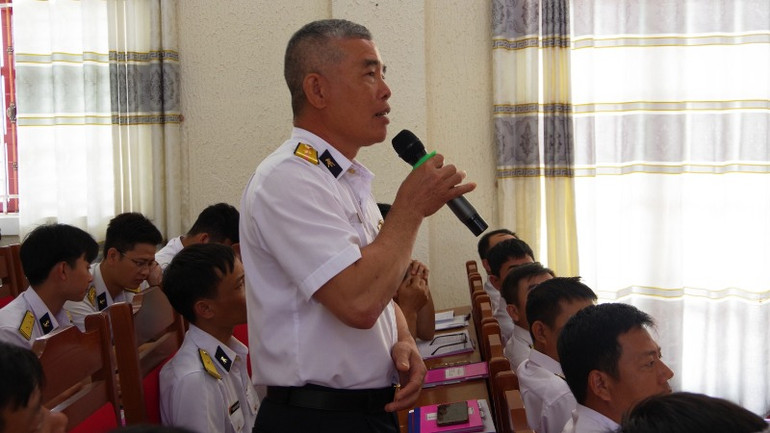 Quân nhân Trung tâm bảo đảm kỹ thuật 719 trao đổi ý kiến, nguyện vọng.