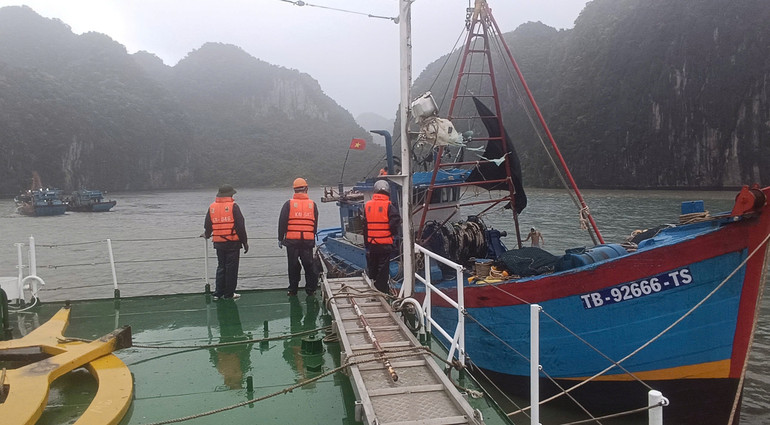 Tàu cá được đưa vào nơi an toàn.