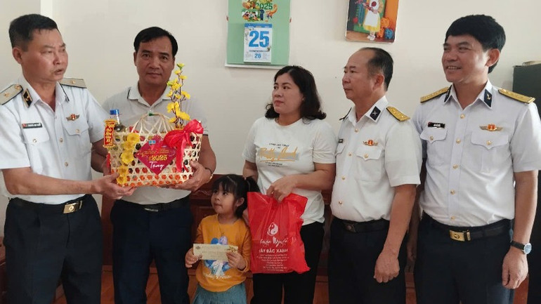 Tặng quà gia đình quân nhân hoàn cảnh khó khăn. Tặng quà gia đình quân nhân hoàn cảnh khó khăn.