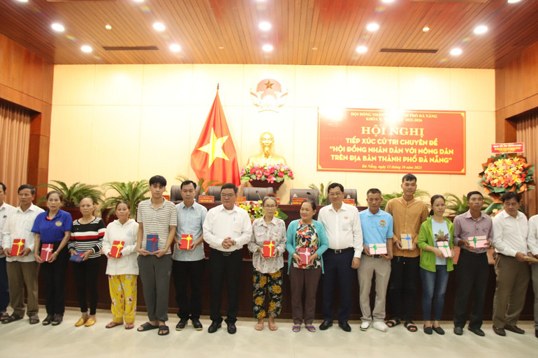 Tặng quà cho các hộ nông dân gặp khó khăn trên địa bàn thành phố Đà Nẵng. Tặng quà cho các hộ nông dân gặp khó khăn trên địa bàn thành phố Đà Nẵng.