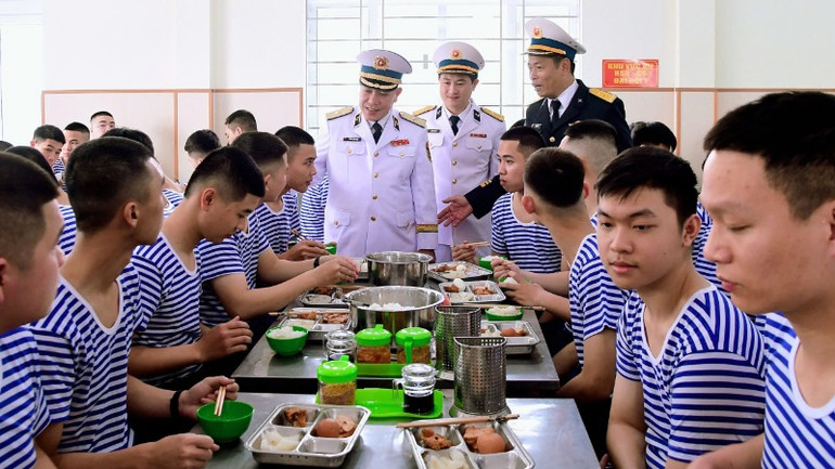 Chính ủy Vùng kiểm tra, động viên bữa cơm đầu tiên trong quân ngũ. Chính ủy Vùng kiểm tra, động viên bữa cơm đầu tiên trong quân ngũ.