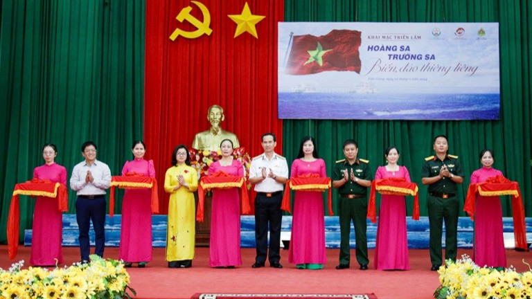 Đại diện các đơn vị cắt băng khai mạc triển lãm.