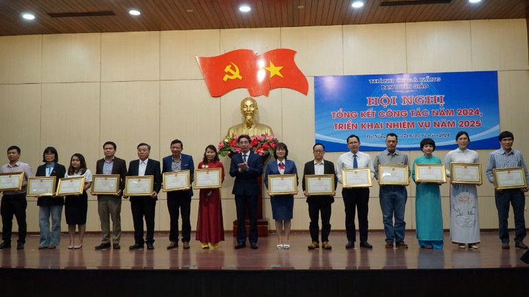 Trao tặng Bằng khen cho các cá nhân, tập thể có thành tích xuất sắc trong công tác truyên truyền, báo chí năm 2024.