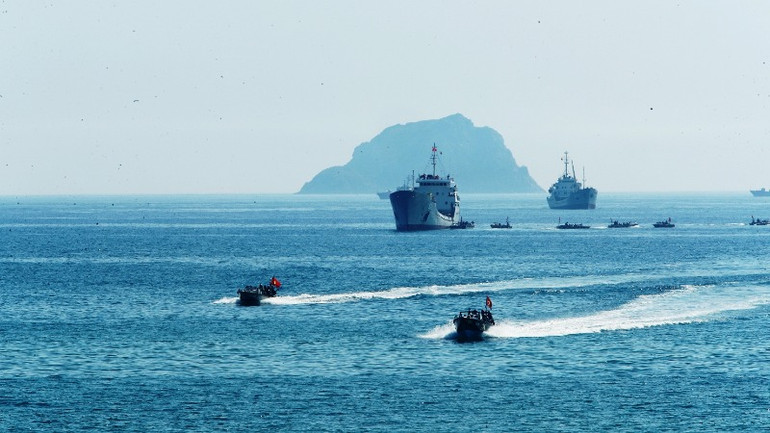 Đội hình tàu chiến đấu huấn luyện thực binh trên biển.