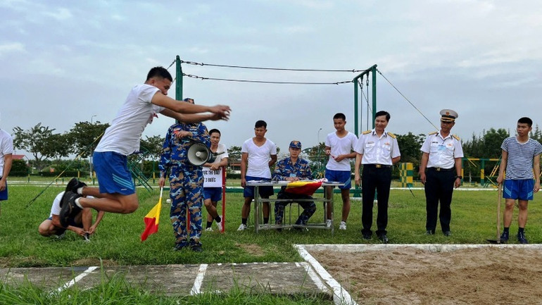 Thi bật 3 bước chụm chân không đà.