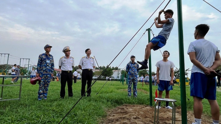 Thi kéo tay xà đơn