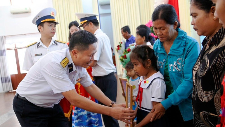 Lãnh đạo, chỉ huy Vùng 2 Hải quân trao tiền hỗ trợ, đỡ đầu con ngư dân có hoàn cảnh khó khăn.