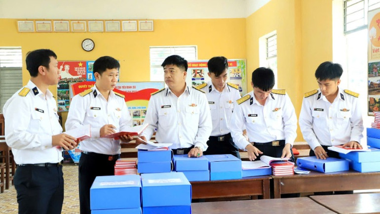 Đoàn kiểm tra sổ sách công tác đảng, công tác chính trị.