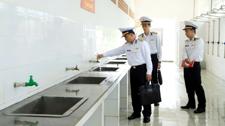 Kiểm tra mô hình, vật chất huấn luyện và nơi ăn ở, sinh hoạt cho chiến sĩ mới.