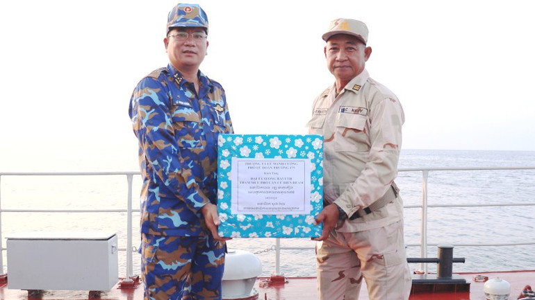Chỉ huy tàu tuần tra Hải quân Việt Nam tặng quà chỉ huy tàu tuần tra Hải quân Hoàng gia Campuchia. Chỉ huy tàu tuần tra Hải quân Việt Nam tặng quà chỉ huy tàu tuần tra Hải quân Hoàng gia Campuchia.