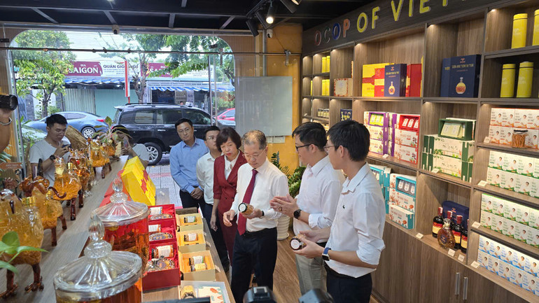 Tham quan và nghe giới thiệu các sản phẩm thực phẩm sạch, an toàn của Công ty TNHH Công nghệ sinh học Vinsecd.