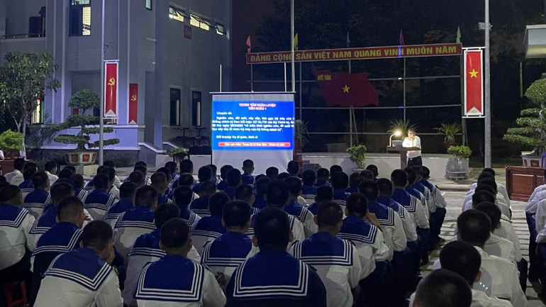 Nâng cao nhận thức, kiến thức, bản lĩnh cho từng chiến sĩ qua các buổi học tập, sinh hoạt chung.