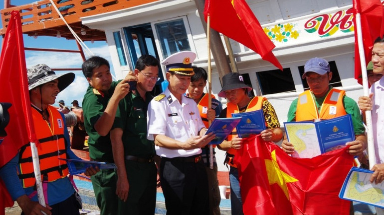 Cán bộ, chỉ huy Vùng 2 phổ biến pháp luật cho bà con ngư dân.