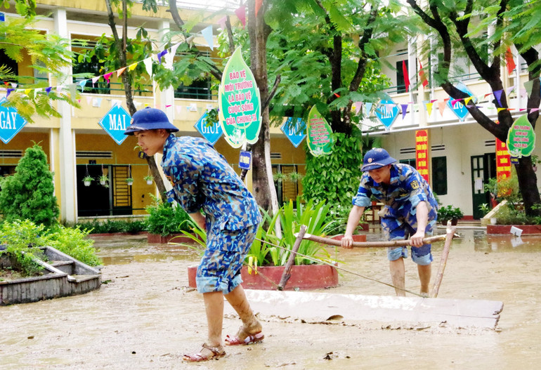 Bộ đội Hải quân Vùng 3 giúp các trường học vùng trũng huyện Hòa Vang dọn bùn đất, vệ sinh trường lớp sau đợt lũ lớn. Bộ đội Hải quân Vùng 3 giúp các trường học vùng trũng huyện Hòa Vang dọn bùn đất, vệ sinh trường lớp sau đợt lũ lớn.
