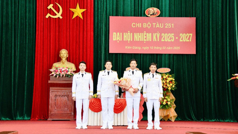 Chỉ huy Hải đội 512 tặng hoa chúc mừng Ban chấp hành Chi bộ Tàu 251 nhiệm kỳ 2025-2027.