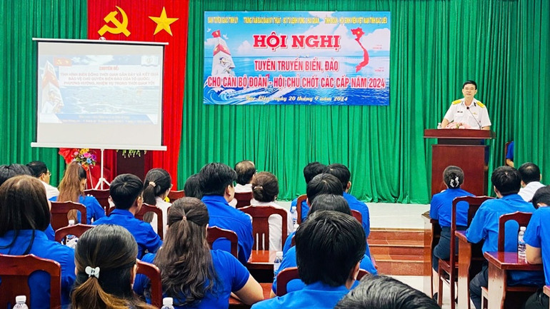 Tuyên truyền thu hút nguồn nhân lực cho các trường trung học phổ thông trên địa bàn. Tuyên truyền thu hút nguồn nhân lực cho các trường trung học phổ thông trên địa bàn.