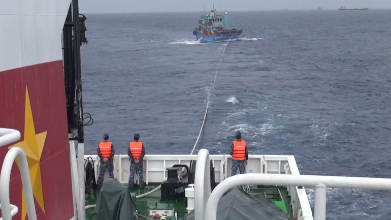 Tàu 474, Vùng 4 Hải quân cứu kéo tàu cá của ngư dân gặp nạn trên biển.