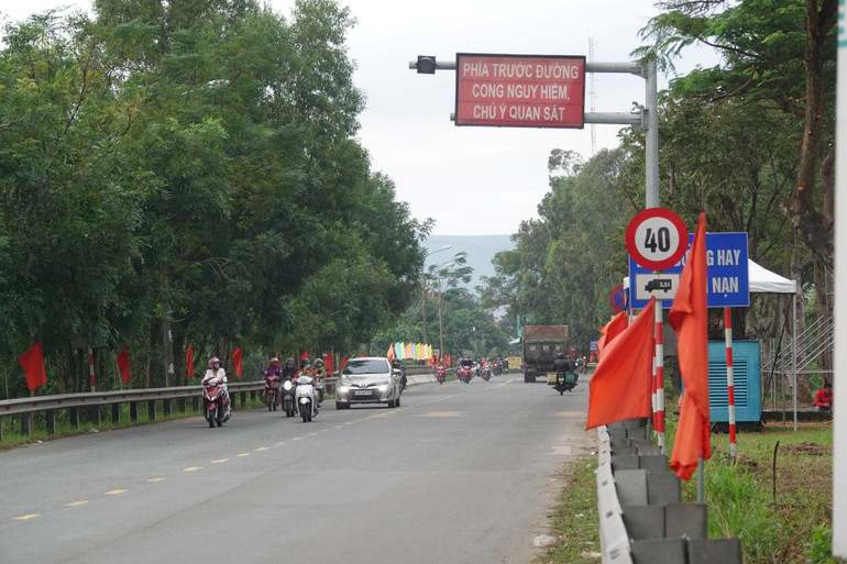 Hiện trạng Quốc lộ 14B nhỏ hẹp, nhưng rất đông phương tiện lưu thông