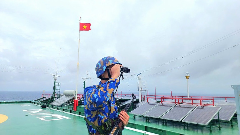 Chiến sĩ Nhà giàn DK115 chắc tay súng bảo vệ vững chắc vùng biển để nhân dân vui Xuân đón Tết bình yên.