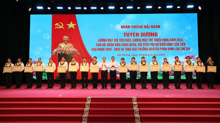 Trao thưởng các tác giả, nhóm tác giả đạt giải Nhất Giải thưởng Tuổi trẻ sáng tạo Nguyễn Phan Vinh lần thứ XIV.