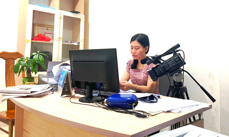 Phóng viên báo Đà Nẵng biên tập, dàn dựng Podcast trên báo Đà Nẵng điện tử