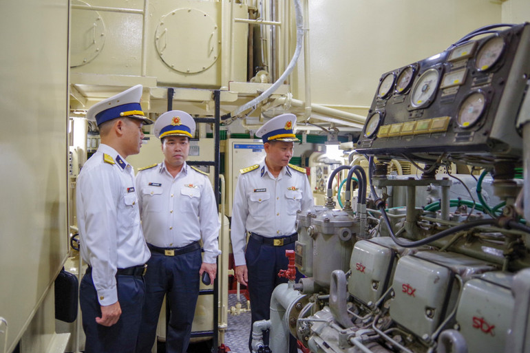 Duy trì và thực hiện hiệu quả mô hình “Tàu chính quy, mẫu mực”, “Kho, trạm chính quy, an toàn”. Duy trì và thực hiện hiệu quả mô hình “Tàu chính quy, mẫu mực”, “Kho, trạm chính quy, an toàn”.