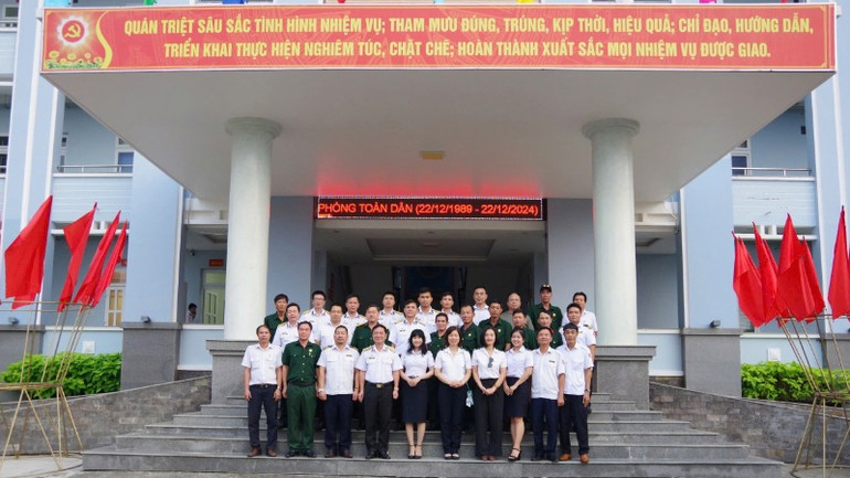 Hội Cựu Chiến binh Công ty Hoa tiêu Hàng hải miền Nam tham quan, giao lưu, chúc mừng cán bộ, chiến sĩ Vùng 2 Hải quân nhân dịp kỷ niệm 80 năm Ngày thành lập Quân đội.