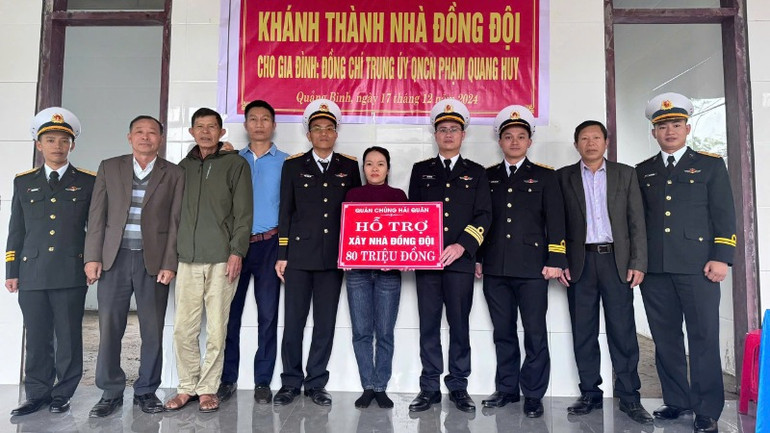 Trao nhà đồng đội cho gia đình Trung úy quân nhân chuyên nghiệp Phạm Quang Huy, Vùng 3 Hải quân.