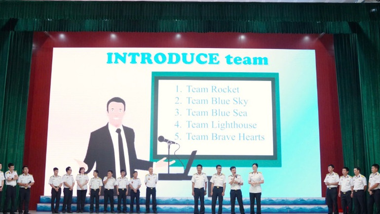 Sinh hoạt câu lạc bộ tiếng Anh với chủ đề về 22/12 ở trường Cao đẳng kỹ thuật Hải quân.