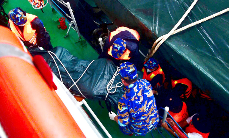 Chuyển thi thể ngư dân trôi dạt trên biển về bờ, bàn giao cho chính quyền địa phương theo quy định