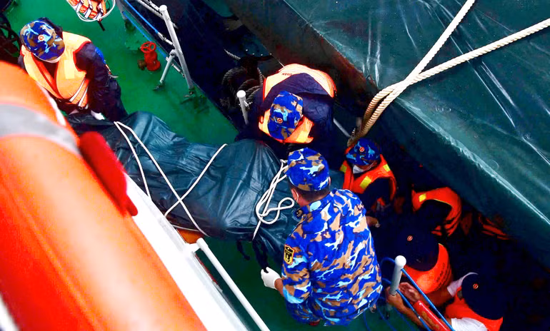 Chuyển thi thể ngư dân trôi dạt trên biển về bờ, bàn giao cho chính quyền địa phương theo quy định