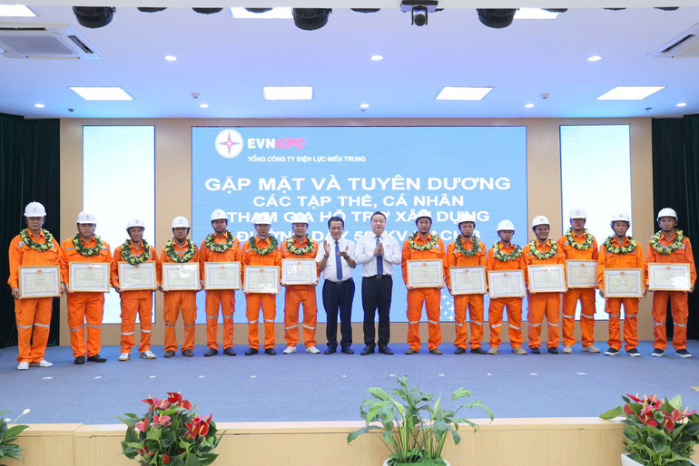 Lãnh đạo EVNCPC trao giấy khen và tặng hoa vinh danh các tập thể và cá nhân xuất sắc tham gia hỗ trợ xây dựng đường dây 500kV mạch 3