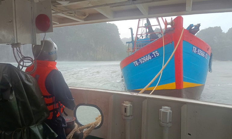 Tàu Hải quân tiếp cận và nối dây cứu kéo tàu cá.