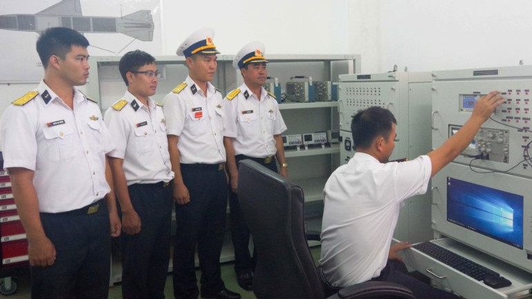 Huấn luyện khai thác, làm chủ máy kiểm tra các khối trên đầu tự dẫn tên lửa P-21.