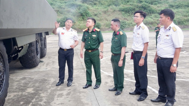 Chỉ huy Lữ đoàn 682 Hải quân báo cáo với Đoàn kiểm tra.