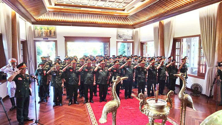 Lễ "báo công dâng Bác" trước giờ khai mạc Đại hội.