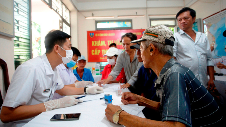 Quân y Vùng 4 thăm, khám sức khỏe nhân dân thị trấn Phan Rí Cửa, tỉnh Bình Thuận.