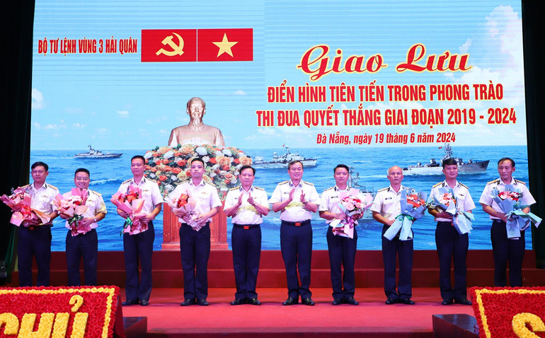 Thủ trưởng Bộ Tư lệnh Vùng 3 Hải quân tặng quà các gương điển hình tiên tiến giai đoạn 2019-2024.