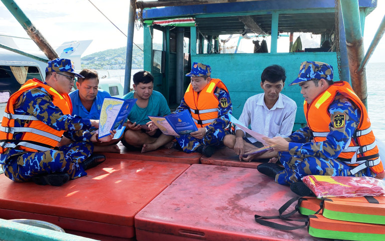 Cán bộ, chiến sĩ Lữ đoàn 127, Bộ Tư lệnh Vùng 5 Hải quân tuyên truyền chống khai thác IUU cho ngư dân Kiên Giang.