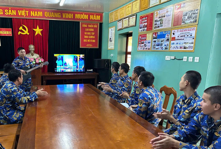 Cán bộ, chiến sĩ Nhà giàn DK1.15 tổ chức các hoạt động văn hóa văn nghệ.