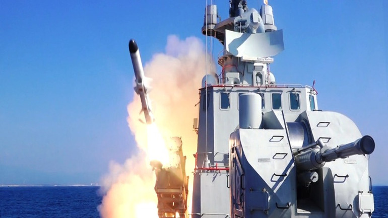 Tàu tên lửa 12418 hiện đại của Vùng 2 Hải quân bắn đạn thật tiêu diệt mục tiêu trên biển.