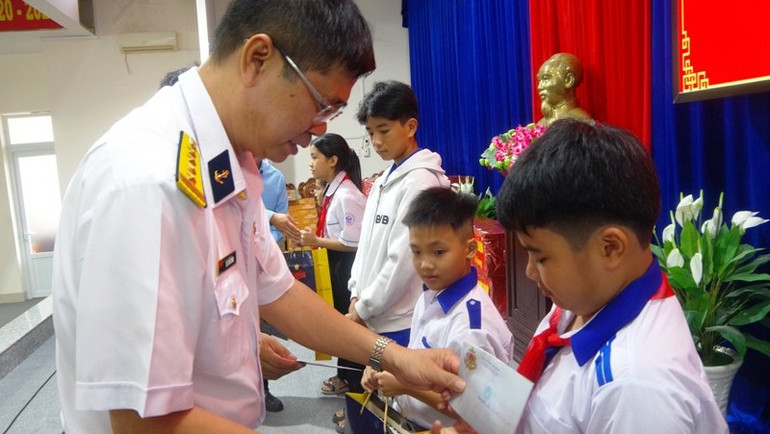 Trao quà, tiền hỗ trợ cho các em học sinh được Hải quân nhận đỡ đầu. Trao quà, tiền hỗ trợ cho các em học sinh được Hải quân nhận đỡ đầu.
